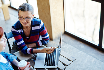 Ældre kvinder holder møde