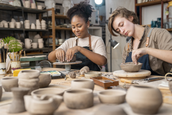 To kvinder laver keramik