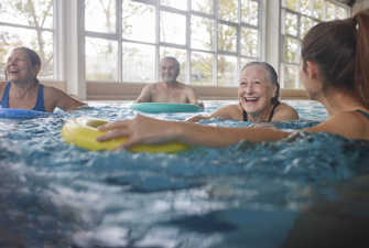 Ældre mennesker laver vandaerobic