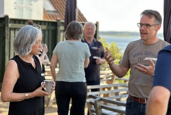 Mennesker står og snakker