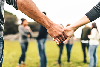 Gruppe holder i hånd